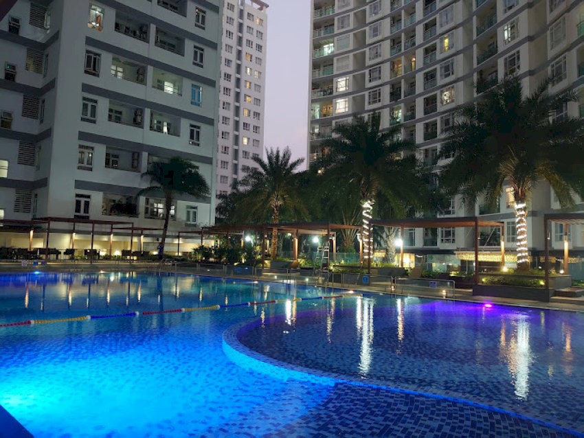 Hồ bơi Him Lam Riverside dưới ánh đèn vào ban đêm - Nguồn: Internet