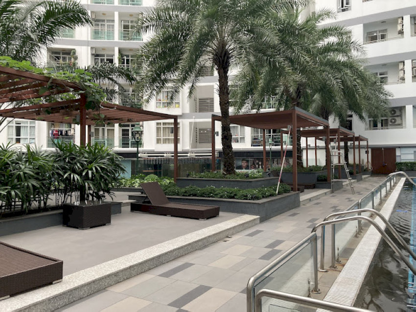 Khu vực nghỉ ngơi, tắm nắng của Hồ bơi Him Lam Riverside - Nguồn: Internet