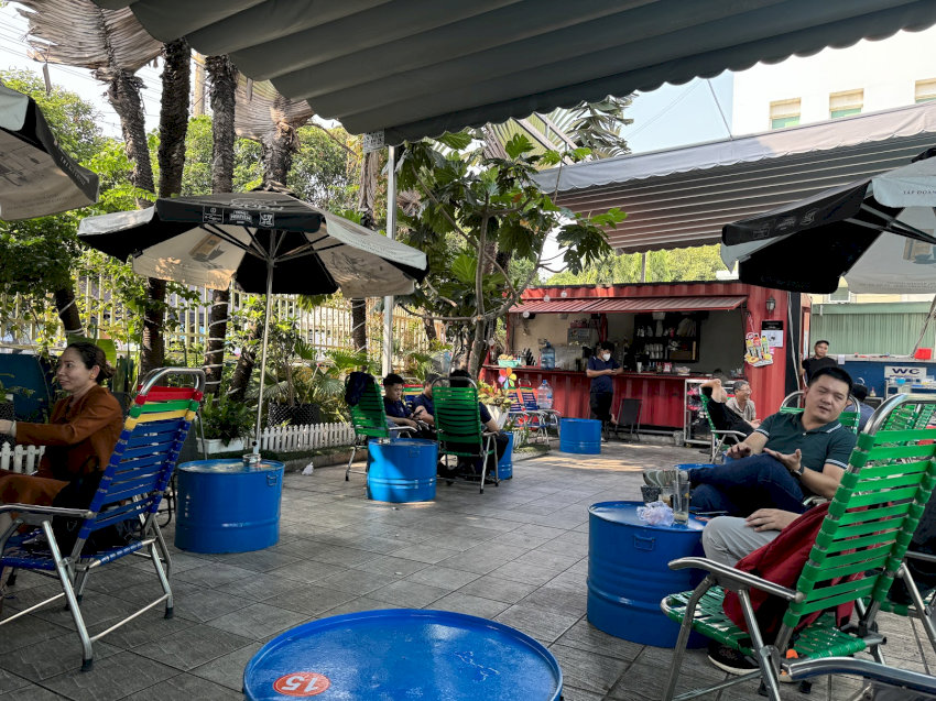 Tận hưởng ly cà phê thơm ngon tại Cafe hồ bơi sân vườn - Nguồn: Internet