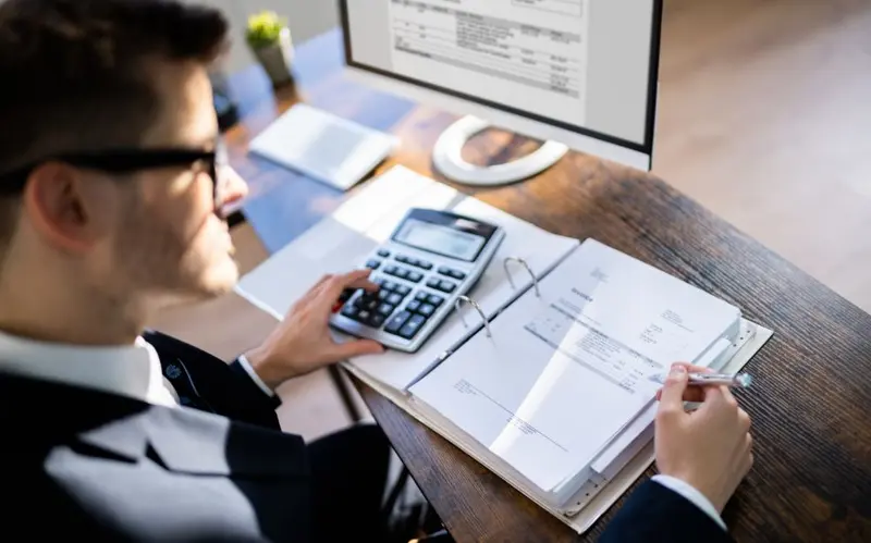 Kế toán vận tải hành khách chịu trách nhiệm quản lý hợp đồng, kiểm soát chi phí và hạch toán chính xác doanh thu