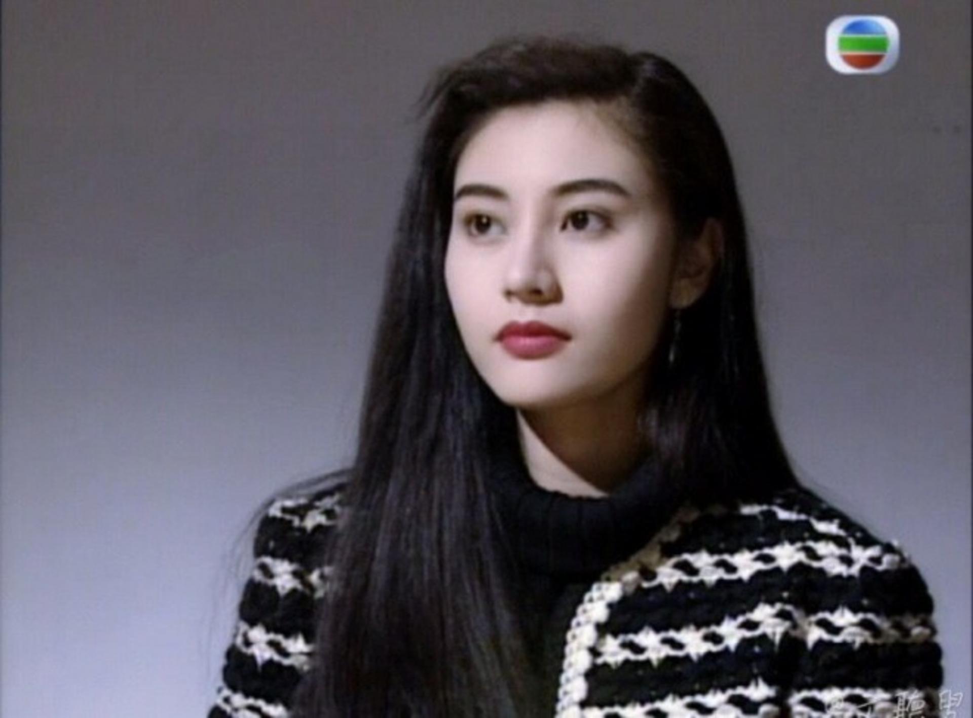 Vẻ đẹp nguy hiểm và kiêu kỳ trong thế giới tội phạm đầy biến động.