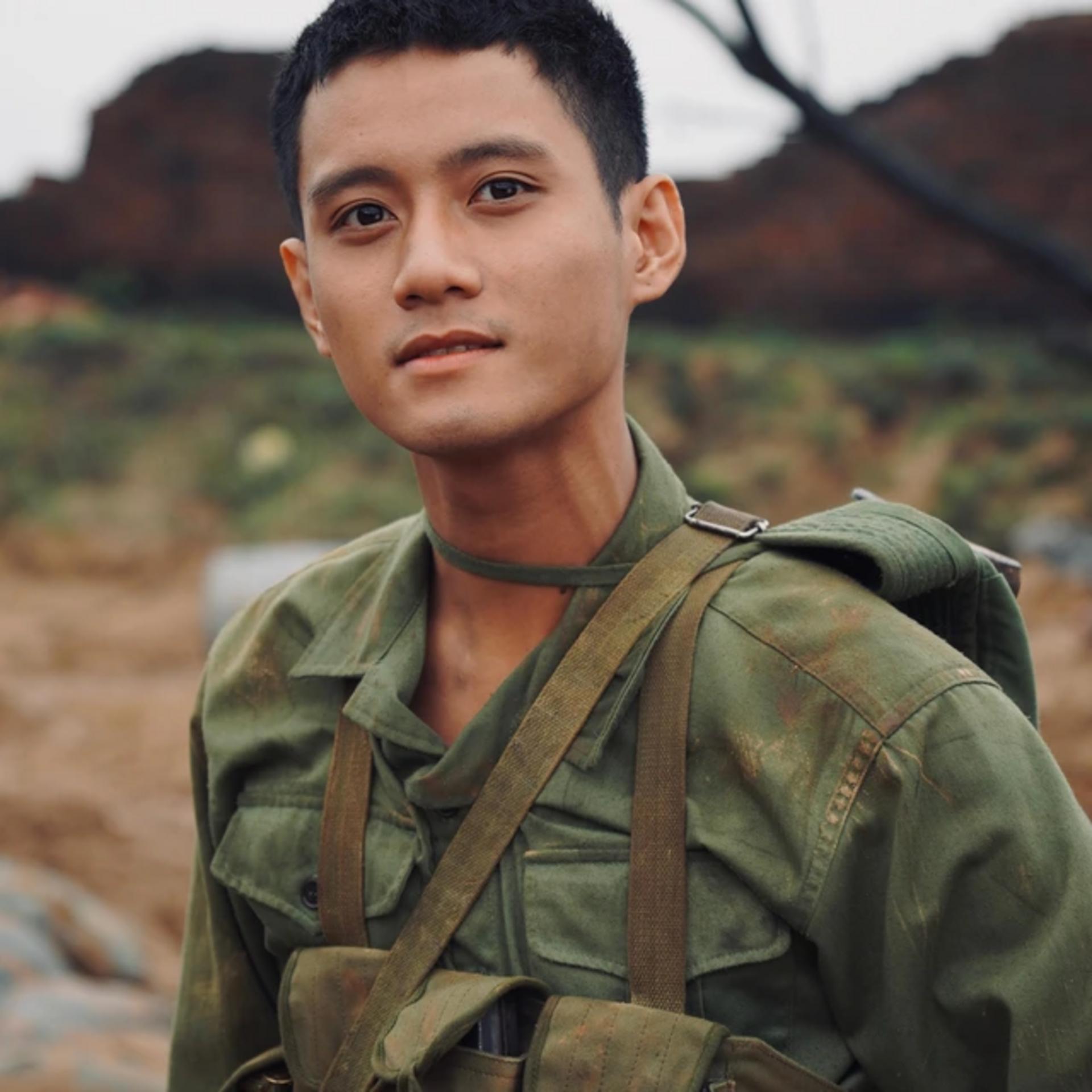 Nam diễn vào vai một người lính trẻ nhất Tiểu đội 1 trong phim “Mưa đỏ”