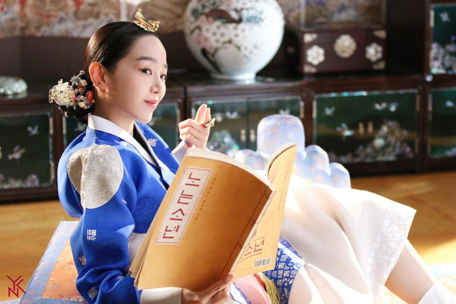 Màn "lột xác" chấn động Joseon của một vương hậu mang linh hồn nam giới hiện đại.