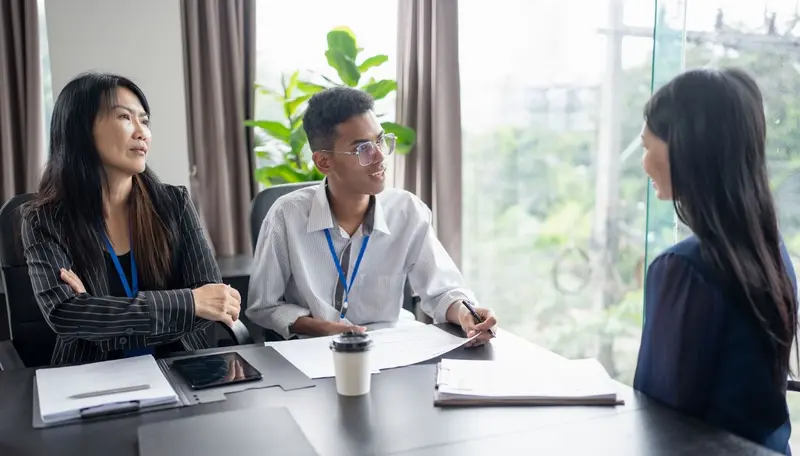 Với ứng viên, headhunter đóng vai trò là người đồng hành, giúp họ tiếp cận cơ hội nghề nghiệp phù hợp