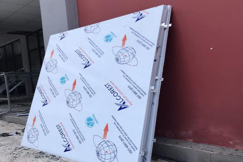 Phía sau tấm nhôm nhựa sẽ có các thông số giúp nhận biết từng loại Alu