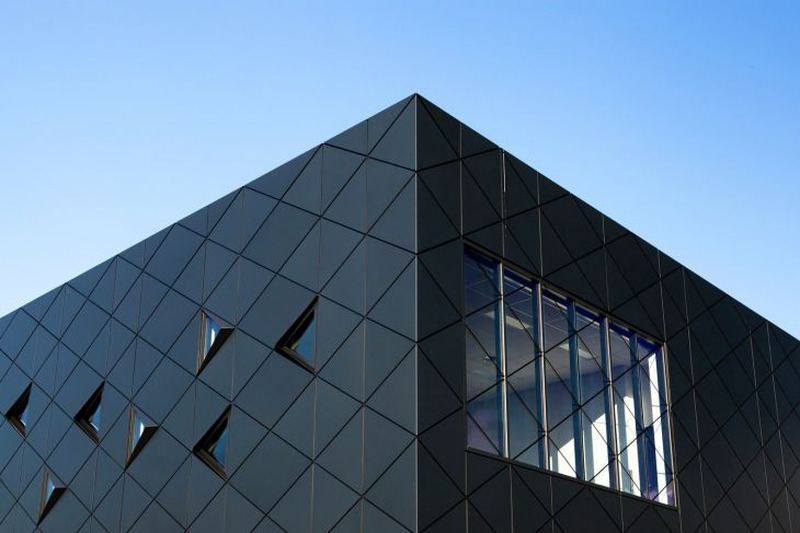 Bảng giá tấm nhôm nhựa Alcorest ngoài trời dao động trong khoảng 935,000 đến 2,872,000 VNĐ/tấm