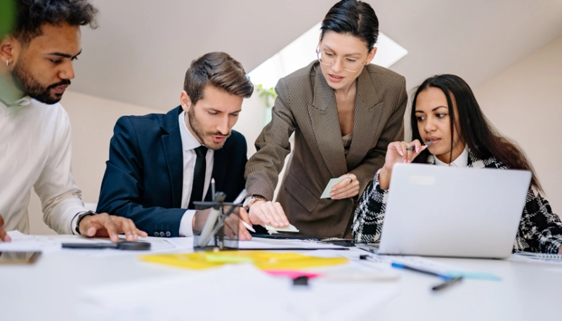 Xác định thời điểm thích hợp để chuyển sang hỗ trợ bên ngoài có thể ngăn ngừa các tắc nghẽn hoạt động và áp lực tài chính. 