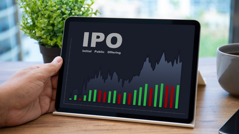 IPO là quá trình doanh nghiệp lần đầu phát hành cổ phiếu ra công chúng để huy động vốn trên thị trường chứng khoán