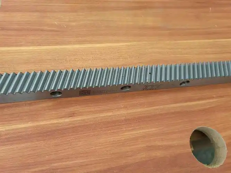 Thanh răng chéo được ứng dụng rộng rãi trong CNC, tự động hóa và cơ khí nhờ hiệu quả cao và chi phí hợp lý
