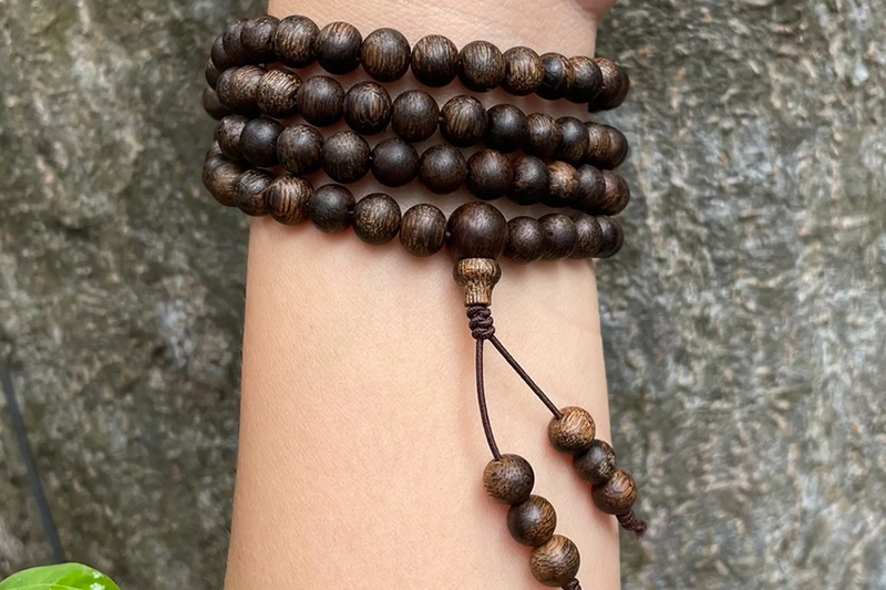 Chỉ nên đeo vòng trầm hương ở một tay