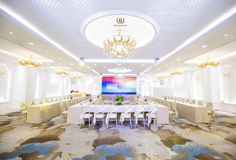 Kiến trúc tân cổ điển đặc trưng của Gold Palace, phù hợp với những buổi tiệc cuối năm trang trọng (Nguồn ảnh: Gold Palace)