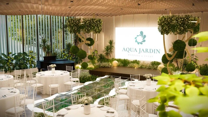 Sảnh tiệc tại Aqua Palace với thiết kế trau chuốt và không gian nhiều cây xanh (Nguồn ảnh: Aqua Palace)