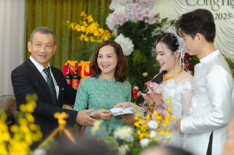 Trao lễ ăn hỏi ấm áp