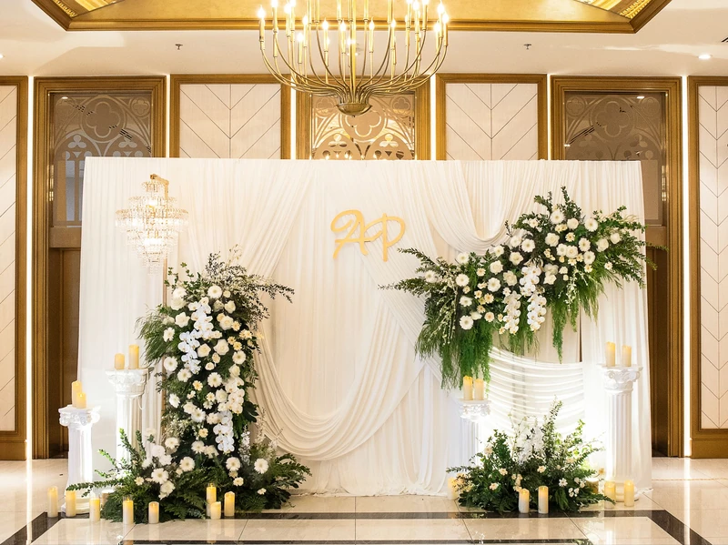 Mẫu Wedding Backdrop Veil Premium mang đến vẻ lộng lẫy và ấm cúng cho không gian tiệc cưới
