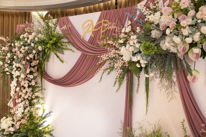Chất liệu lụa kết hợp cùng sắc hồng mauve, làm dịu đi tổng thể và tạo cảm giác uyển chuyển mềm mại
