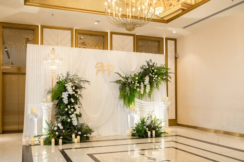 Những chi tiết trang trí được điểm xuyết hài hòa kết hợp cùng hoa tươi, giúp Veil Premium thêm phần tinh tế và giàu cảm xúc