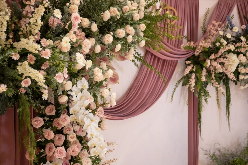 Hoa được phối cùng nền hồng mauve theo bố cục hài hòa, mang lại cho backdrop chiều sâu và sự tinh tế
