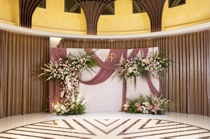 Mẫu Wedding Backdrop Rosaly với sắc hồng mauve làm điểm nhấn chính, mang đến vẻ lãng mạn và cá tính cho không gian tiệc cưới