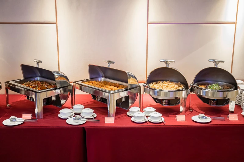 Các món chính trong buffet menu được chế biến đa dạng, hương vị hài hòa