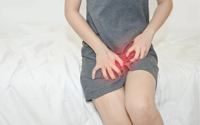 Viêm âm đạo gây ra nhiều triệu chứng khó chịu như đau, ngứa rát