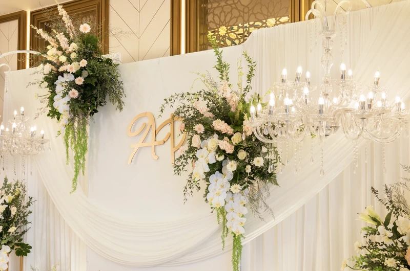 Nền voan trắng buông rủ làm phông, để từng tầng hoa tươi sắc kem và phớt hồng nổi lên đầy dịu dàng