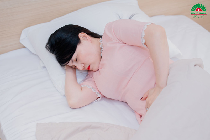 Sốt hoặc đau âm ỉ vùng bụng dưới là một trong những dấu hiệu của bệnh viêm phụ khoa