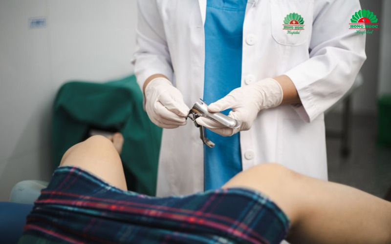 Thăm khám phụ khoa giúp bác sĩ phát hiện các dấu hiệu như: niêm mạc đỏ, phù nề; khí hư bất thường; tổn thương cổ tử cung…