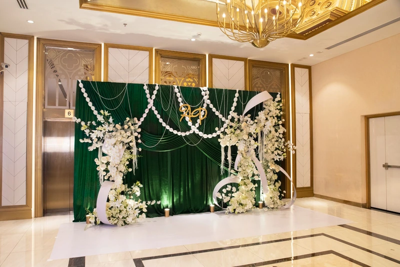 Concept Emerald Aura nổi bật với sắc xanh lục bảo sâu, kết hợp ngọc trai, pha lê và hoa