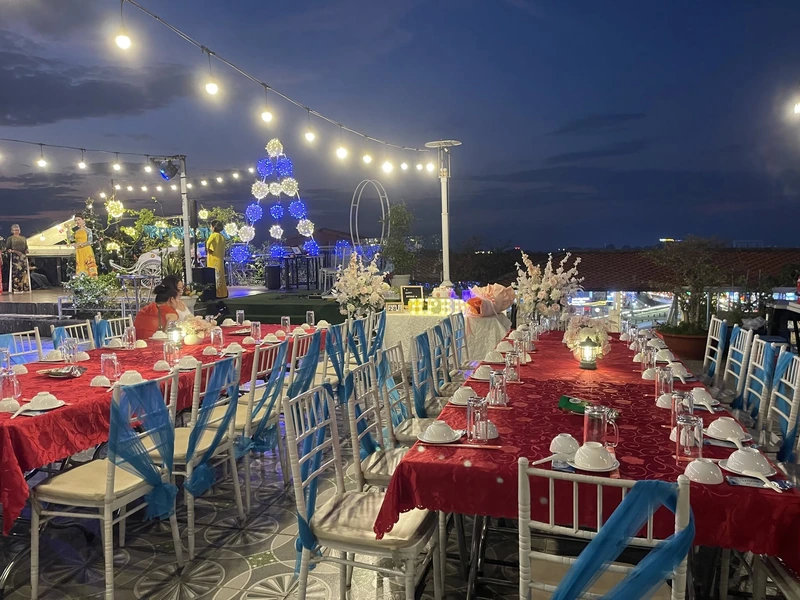 Rose Center nổi bật với không gian rooftop thoáng đãng (Nguồn: Internet)