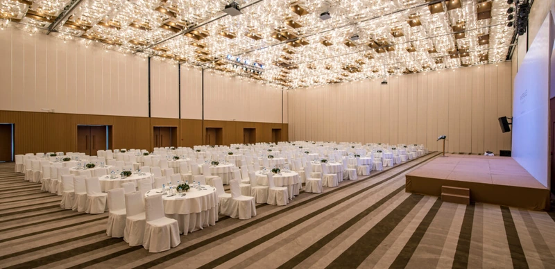 White Palace gây ấn tượng với hai đại sảnh hoành tráng và khuôn viên ngoài trời rộng (Nguồn: Internet)