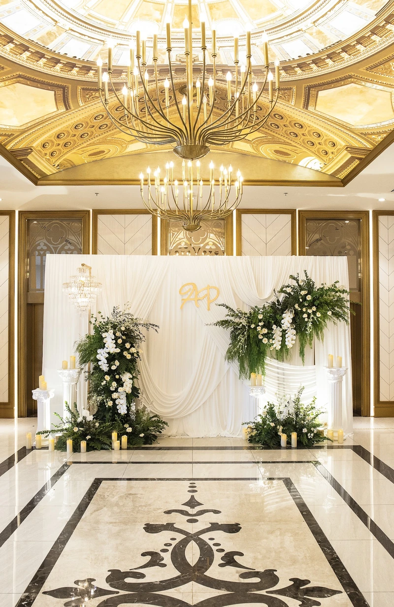 Concept Veil Romance thiết kế những lớp voan trắng buông rủ mềm mại, kết hợp hoa tinh tế