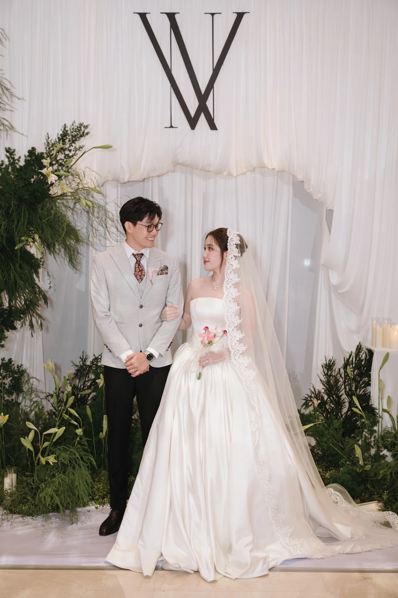 Suit màu ghi sáng tạo vẻ lịch lãm nhưng không quá cứng nhắc