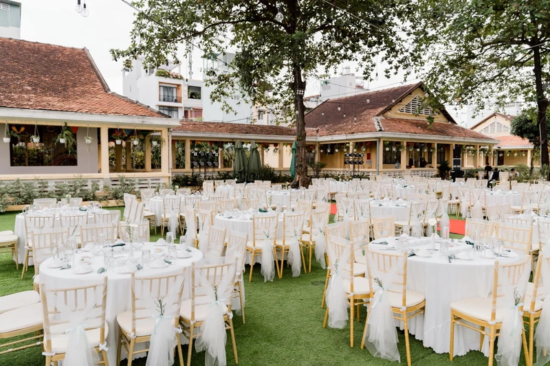 Happy Garden nổi bật với lối kiến trúc nhà cổ ấm áp kết hợp khuôn viên sân vườn (Nguồn: Internet)