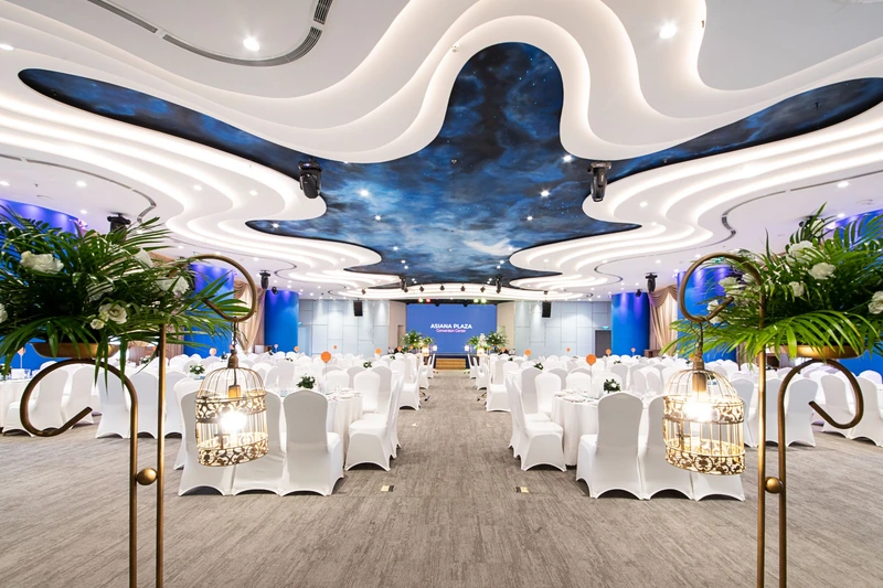 Không gian sảnh Tulip tại Asiana Plaza Bình Thạnh phù hợp với concept Starlight Romance nổi bật với sắc xanh huyền ảo, ánh sáng mô phỏng dải ngân hà cuốn hút