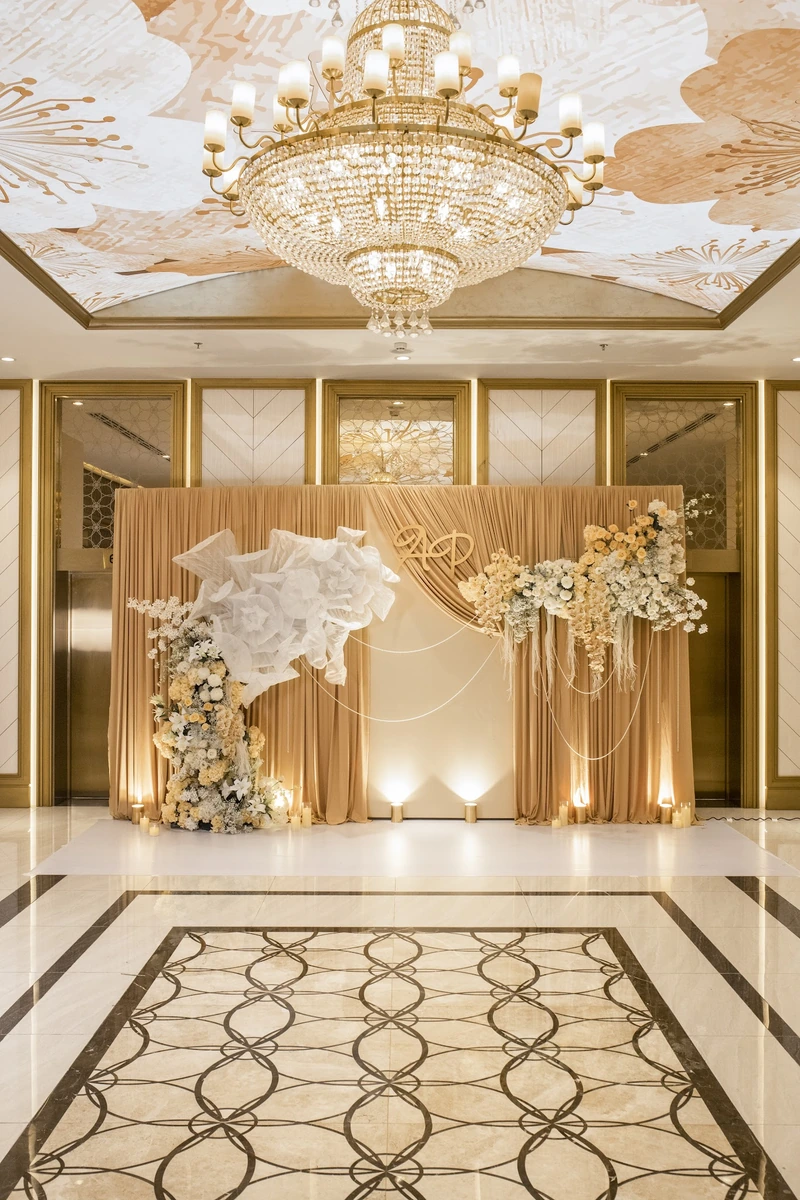 Concept La Muse nổi bật với sắc nude champagne thanh lịch, lụa rủ mềm và chi tiết ngọc trai tinh tế