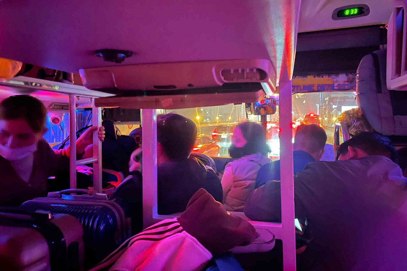 Hành khách nên chuẩn bị áo khoác giữ ấm và kiểm tra lại thông tin vé trước giờ xe lăn bánh. - Nguồn ảnh: Báo Lao Động